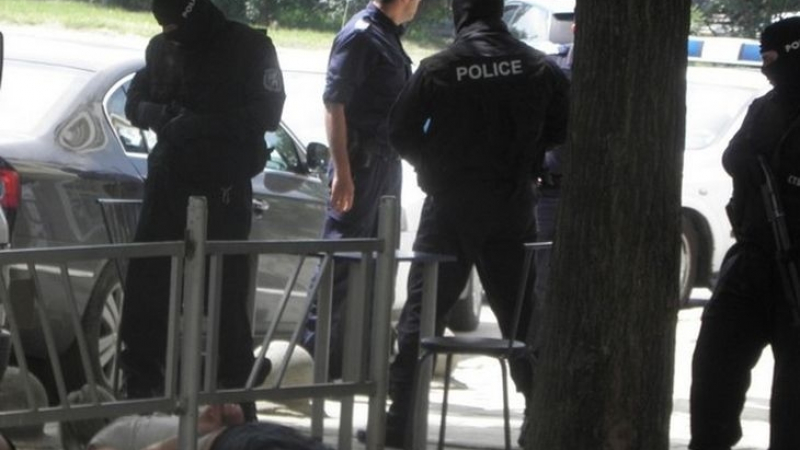 Луд екшън в Бургас! Дилъри блъснаха патрулка след гонка с полицията в час пик
