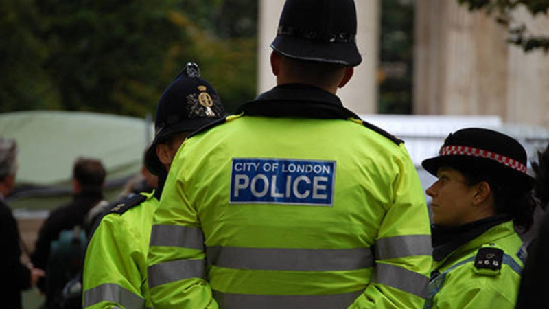 Извънредно от Лондон! Три жени нападнаха с ножове служителка в детска градина и крещели с пълно гърло: „Аллах ще те вземе”
