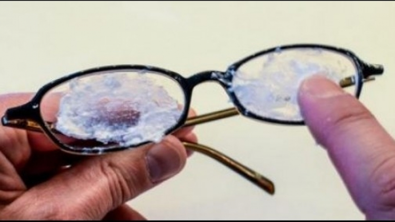 Изчистете стъклата на очилата си с тези два много прости метода