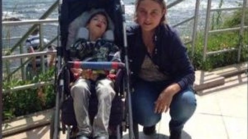 Срамота! Нагли апаши задигнаха количката на момченце с церебрална парализа