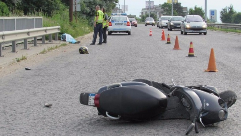 Вижте СНИМКИ от трагичната катастрофа с моторист в Русе