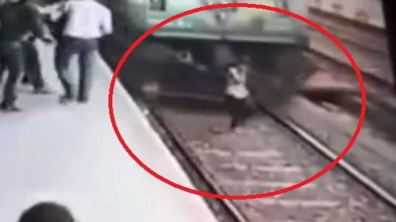 Младо момиче оцеля, след като бе пометено от влак (ЗРЕЛИЩНО ВИДЕО)
