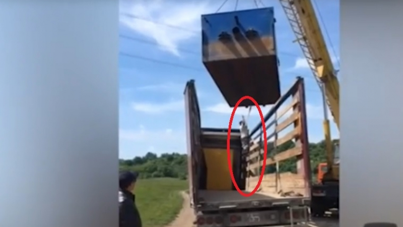 Ужасяващ момент: Работник под контейнер, а въжето на крана се скъса... (ВИДЕО)