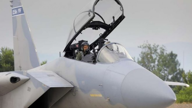 Зрелище в небето! Президентът Радев пилотира изтребител F-15C (СНИМКИ)