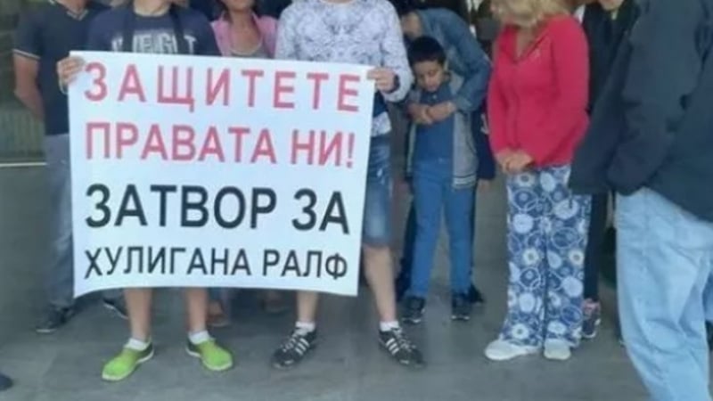 Недоволството срещу шведа-побойник ескалира! Бургазлии излязоха на протест (СНИМКИ)