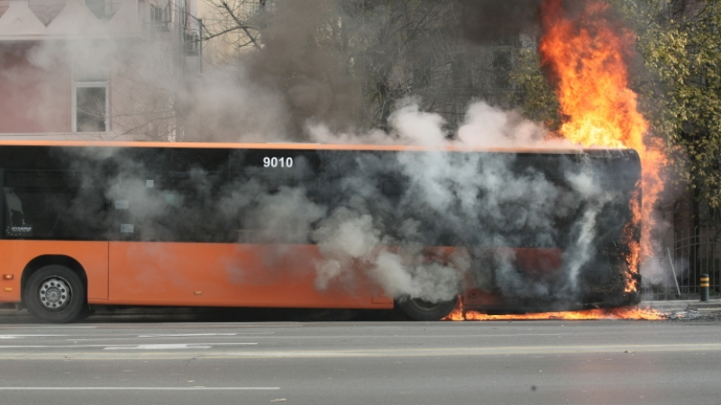 Сигнал до БЛИЦ! Пламна чисто нов автобус на градския транспорт в София