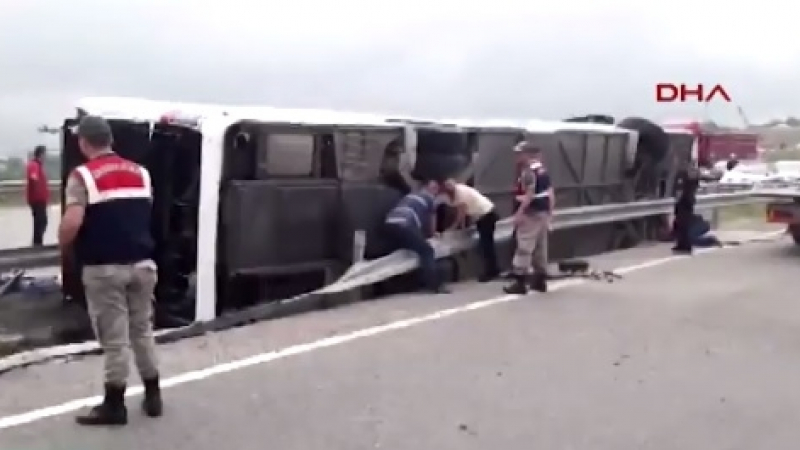 Автобус се преобърна в Турция, 47 души са ранени (ВИДЕО 18+)