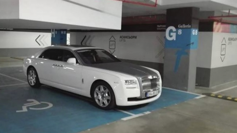 Този милионер надмина всякаква наглост, ето как паркира Ролс-ролса си в бургаски мол (СНИМКА)