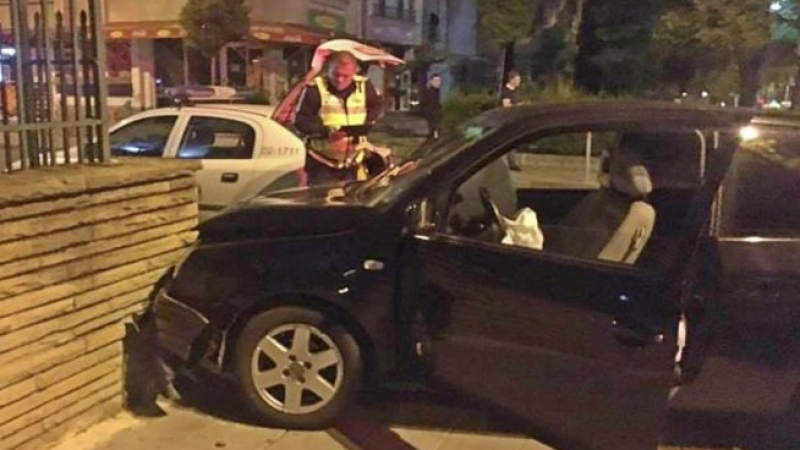 Зрелищна катастрофа в Бургас! Шофьор с Фолксваген отнесе колата на млада бургазлийка (СНИМКИ)