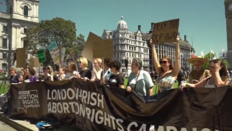 Демонстрации в центъра на Лондон, искат оставката на Тереза Мей (ВИДЕО)
