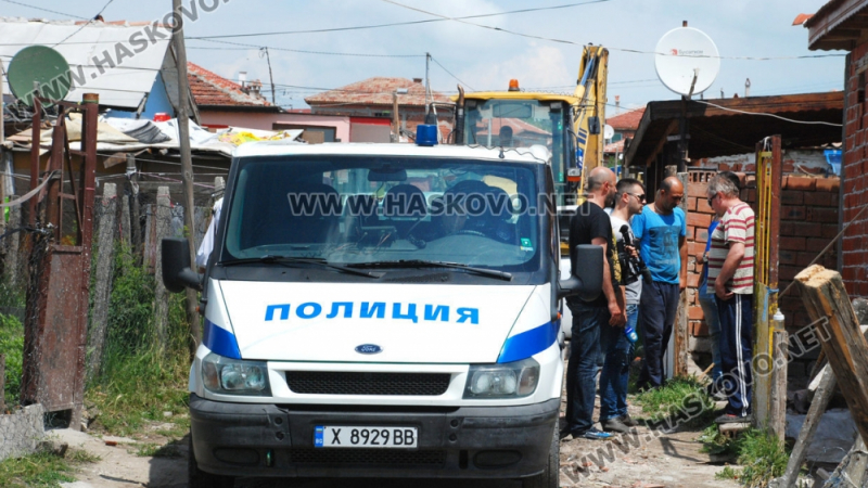 ВиК и полицията със зрелищна акция в ромския квартал на Хасково! (СНИМКИ)