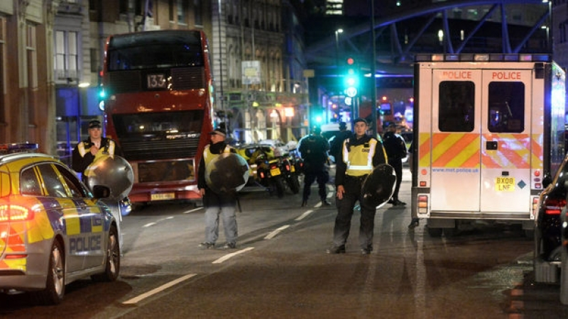 Полицията показа нож, с който бяха клани хората при атентата в Лондон (СНИМКИ) 
