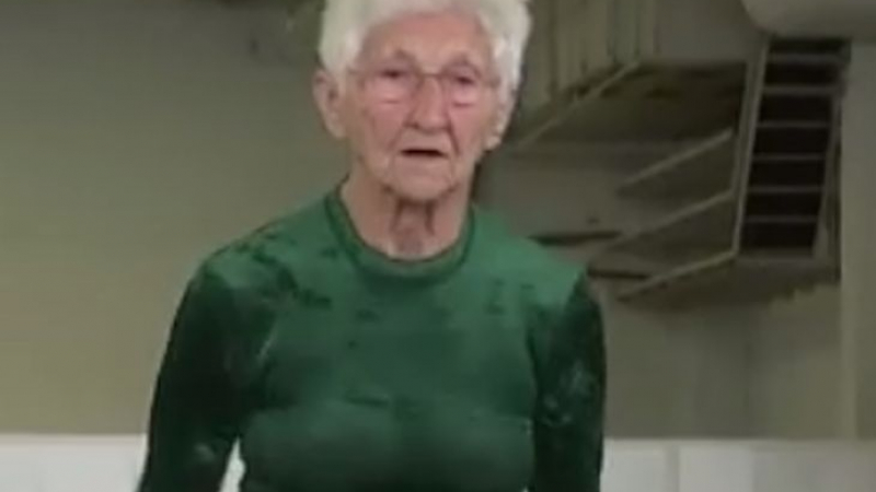 Тази 91-годишна старица прави нещо, за което и младите момичета ще ѝ завидят (ВИДЕО)
