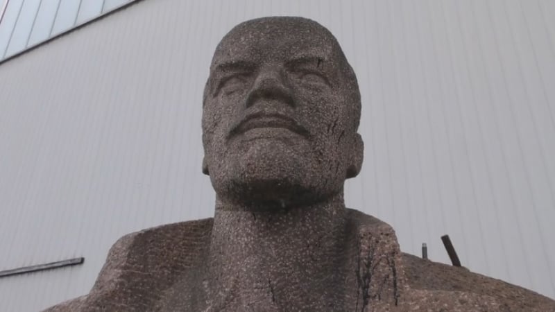 Имате излишни 150 хиляди евро? Може да си купите огромна статуя на Ленин!