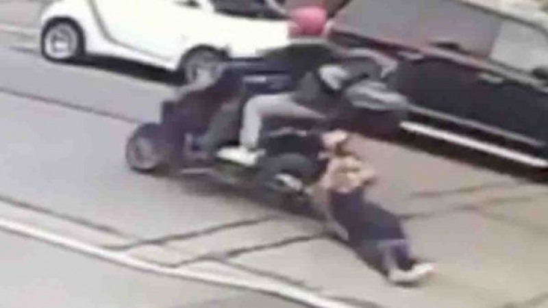 Смела жена бе влачена по улицата от бандити с мотопед, които искаха да я ограбят (СНИМКИ/ВИДЕО 18+)