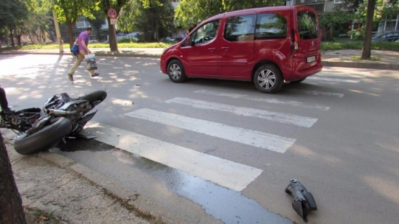 Моторист се блъсна в кола и прелетя над нея в Русе (ВИДЕО)