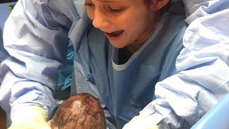 Чудо на чудесата! 12-годишно момиченце акушира на майка си при раждането на брат си (СНИМКИ)