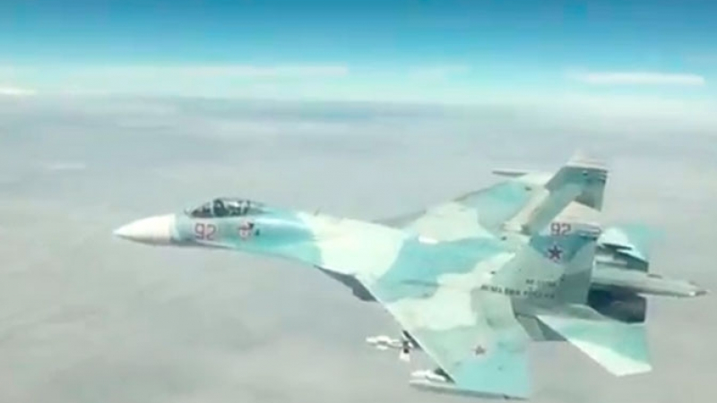Американски пилот засне как го прехваща руски Су-27 (ВИДЕО)