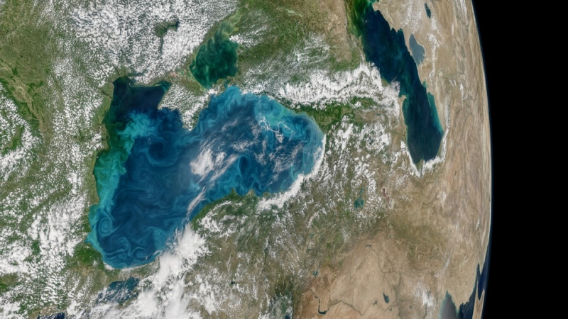 НАСА засне УНИКАЛНИ СНИМКИ и ВИДЕО на обагреното в тюркоазено синьо Черно море