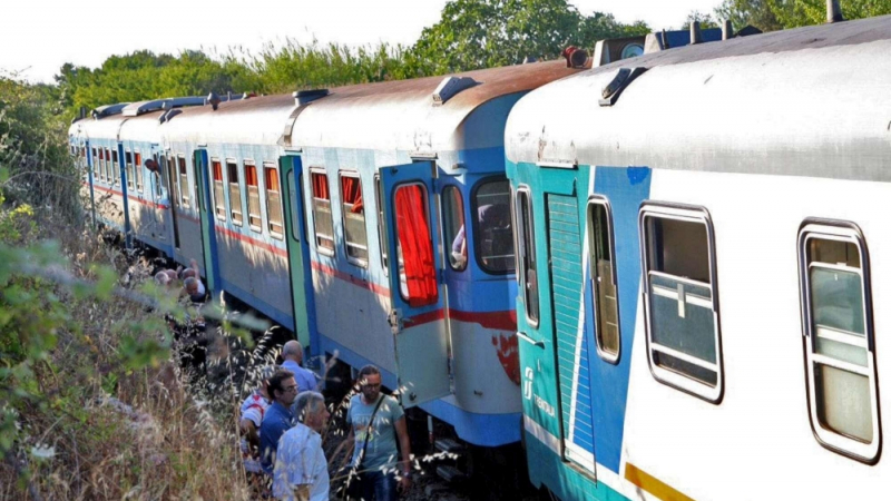 Нова влакова катастрофа в италианската област Апулия, спасители вадят пострадалите (СНИМКИ)