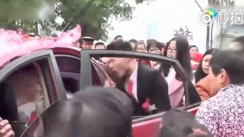 Побеснял младоженец брутално влачи булката си от колата (СНИМКИ/ВИДЕО)
