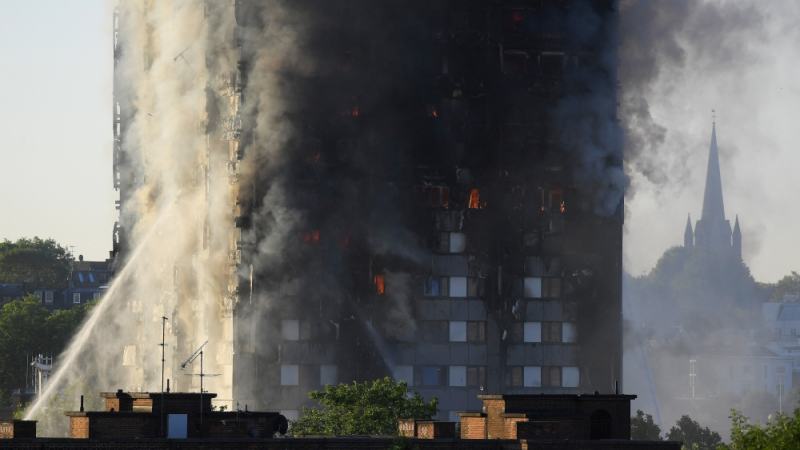 Ужасът в Лондон! Хората скачат от горящата сграда, писъци раздират дима, от който има много натровени (СНИМКИ/ВИДЕО)