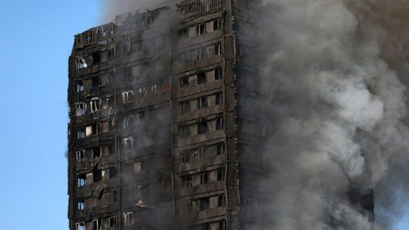 Очевидец с разтърсващ разказ за огнения кошмар в Лондон: Видях да горят хора (ВИДЕО)  