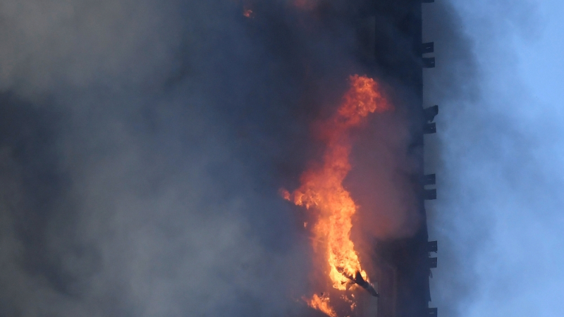 Лондон е в деветия кръг на ада заради пламналия небостъргач (ОБЗОР)