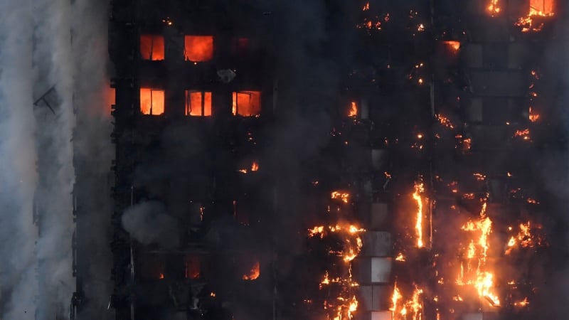 Първо в БЛИЦ! Ето как изглеждаше Grenfell Tower в Лондон преди огънят да я погълне (СНИМКА)