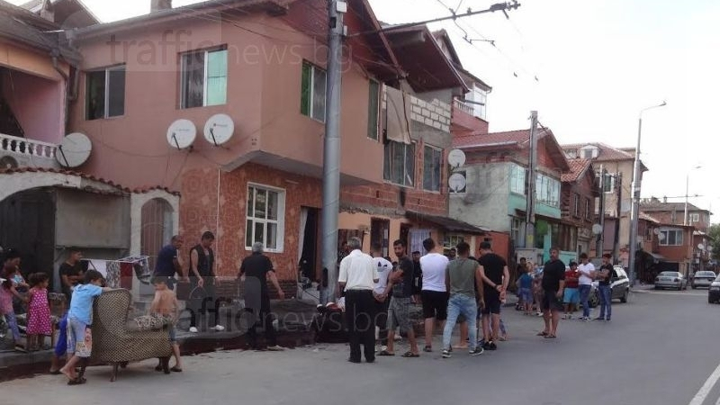 Цигания в Пловдив: Роми колят и разфасоват крава на улицата пред очите на десетки дечица (ПОКЪРТИТЕЛНИ СНИМКИ 18+)