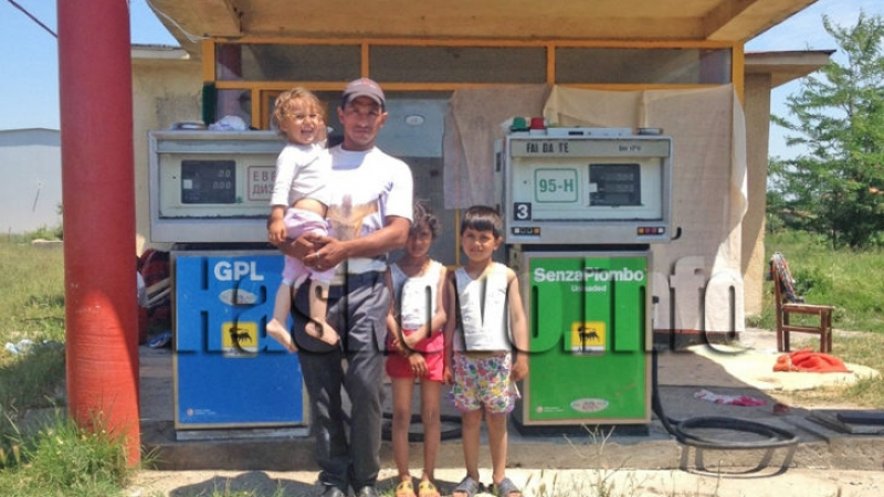 Самотен баща заживя в неработеща бензиностанция с трите си дечица (СНИМКИ)