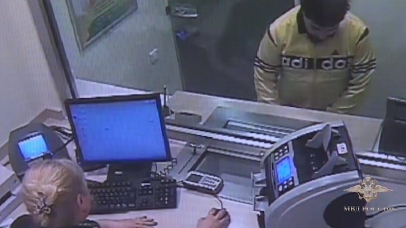 Грабител на банка не успя да изпразни сейфа, защото много изплаши касиерката и тя припадна (ВИДЕО)