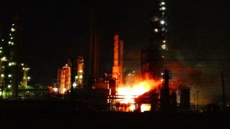 Девет души са ранени при пожар в най-голямата петролна рафинерия в Мексико