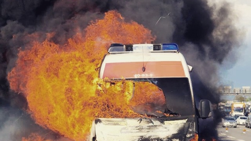 Вандали запалиха линейка и нарязаха гумите й в Бургас 