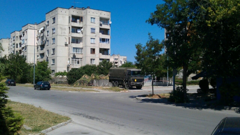 Пловдивски квартал в паника, полицията казала да не се показват навън (СНИМКИ)