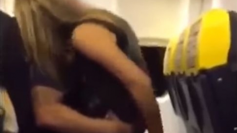 Палавата Трейси, която прави „секс” на борда на Ryanair, проплака: Съсипана съм! Горчиво съжалявам! (СНИМКИ)