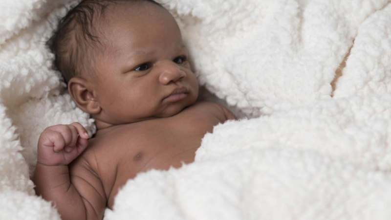 Млада майка роди осмото си бебе и духна от болницата 