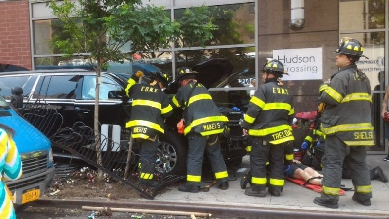 Извънредно! Кола се вряза в хора в центъра на Ню Йорк (СНИМКИ)