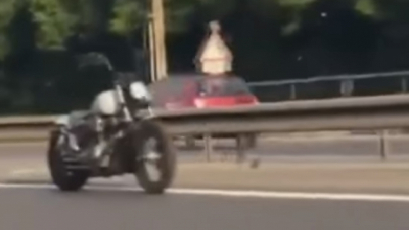 Мистерия: Мотоциклет лети по магистрала без моторист (ВИДЕО)