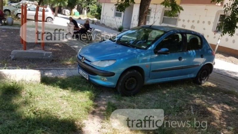 Нагъл хасковлия паркира "количката" си на детска площадка в Пловдив и си навлече хорския гняв  