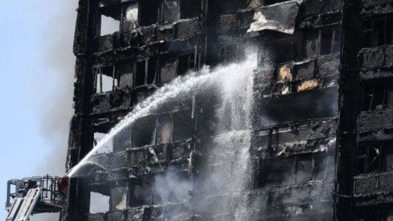 След трагедията в "Кулата на ада" в Лондон гневът към политиците и общинарите расте неудържимо