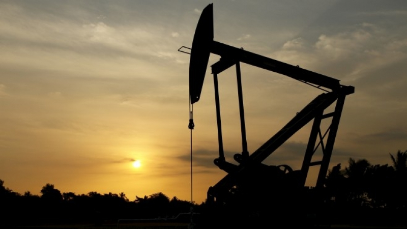 Цените на петрола тръгнаха към шестмесечно дъно