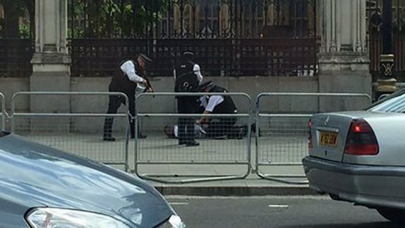Лондонската полиция просна по очи въоръжен мургав и брадат мъж пред вратите на парламента (СНИМКИ/ВИДЕО)
