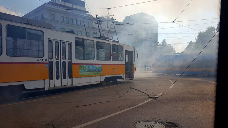 Паника в центъра на София, трамвай пламна в движение, лумна пожар от скъсани жици (СНИМКИ/ВИДЕО)