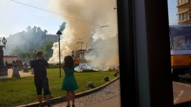 Заради пожара на паметника Левски: Спряха трамваите 20 и 22 