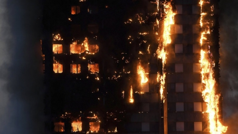 От последните минути: Разгневени оцелели от "Кулата на ада" в Лондон нахлуха в кметството на Кенсингтън
