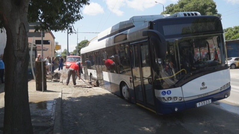 ВиК ремонт отвори яма на пътя, тролейбус пропадна в дупка (СНИМКИ)