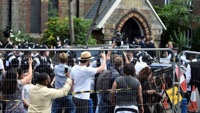 Напрежение в Лондон! Полицейска охрана изведе Тереза Мей след среща с жители на квартала с изгорялата сграда