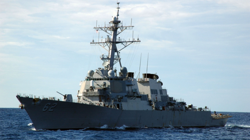 Екшън край Йокосука: Американски военен кораб се пълни с вода след сблъсък с търговски съд