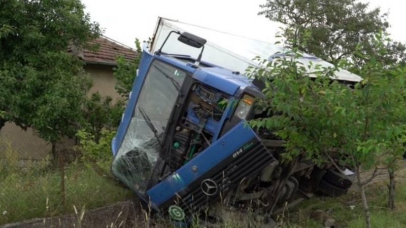 Паника в Монтанско: Камион се заби в къща 